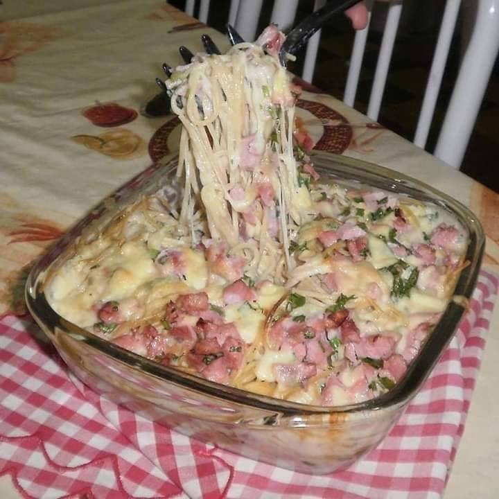 MACARRÃO COM PRESUNTO E MOLHO BRANCO