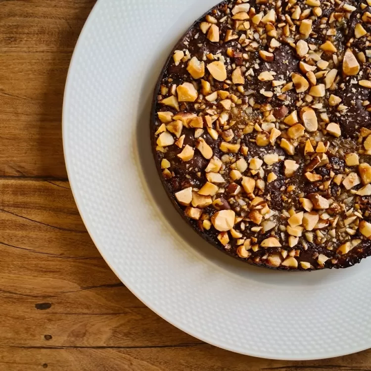 Bolo de chocolate com geleia de cupuaçu e castanha-do-pará do Mocotó