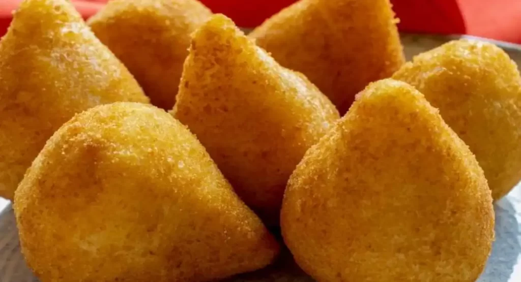 Coxinha com massa de batata que derrete na boca para o lanche do fim de semana