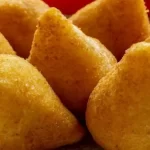 Coxinha com massa de batata que derrete na boca para o lanche do fim de semana