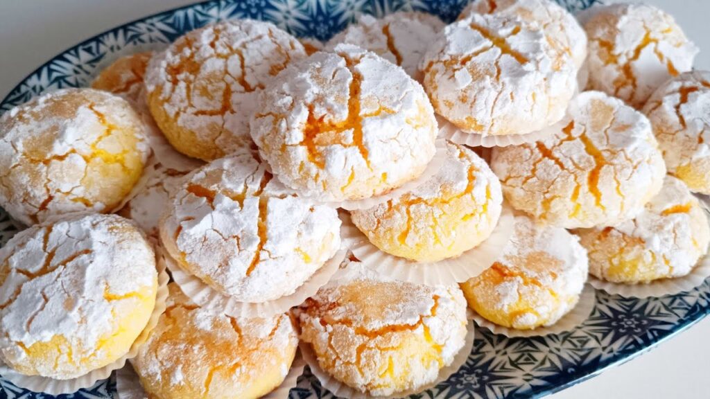 Biscoitos que derretem na boca: eu sempre faço pra servir no café da tarde, é muito saboroso!