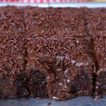 BOLO DE CHOCOLATE RÁPIDO E FÁCIL | Massa FOFA e MOLHADINHA