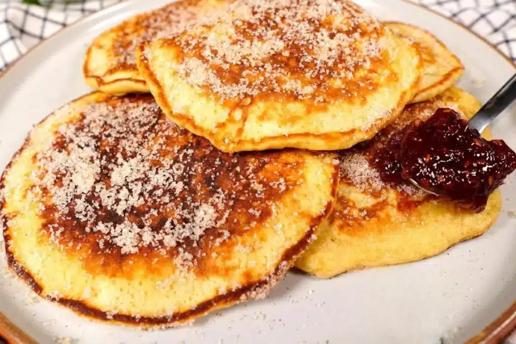 Aprenda a fazer pãozinho de banana delicioso para café da manhã