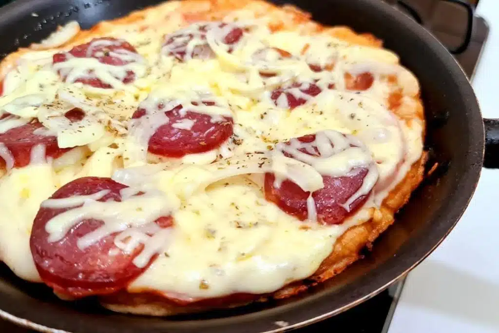 Pizza de frigideira que não precisa de ovo e leite para fazer a massa